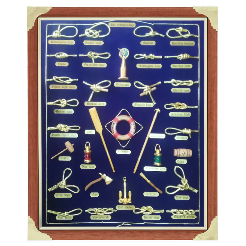Espositore con nodi da marinaio dorati e strumenti navali: decorazione murale nautica fatta a mano